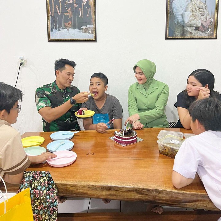 <p>Juliana Moechtar dan Nur Wahyudi sama-sama menyayangi anak mereka tanpa pilih kasih. Keluarga mereka selalu terlihat hangat dan harmonis, Bunda. (Foto: Instagram @julianamoechtar)</p>