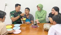 <p>Juliana Moechtar dan Nur Wahyudi sama-sama menyayangi anak mereka tanpa pilih kasih. Keluarga mereka selalu terlihat hangat dan harmonis, Bunda. (Foto: Instagram @julianamoechtar)</p>