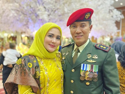 7 Potret Romantis Juliana Moechtar dan Suami yang Perwira TNI
