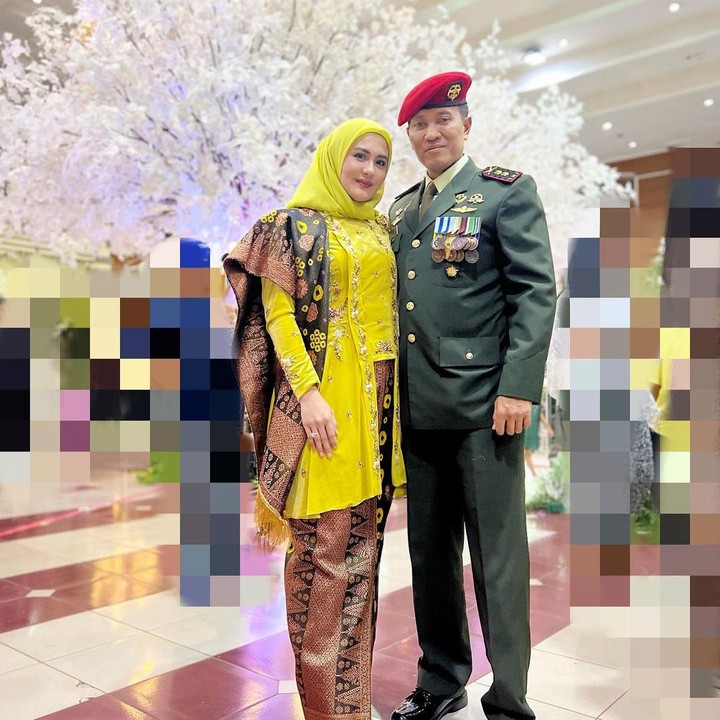 <p>Sejak menjadi istri perwira TNI, Juliana Moechtar disibukkan dengan berbagai aktivitas kenegaraan. Ia kerap menemani suaminya bertugas. "Siap mendampingi kemanapun suami berada," tulisnya di salah satu unggahan foto. (Foto: Instagram @julianamoechtar)</p>