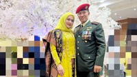 <p>Sejak menjadi istri perwira TNI, Juliana Moechtar disibukkan dengan berbagai aktivitas kenegaraan. Ia kerap menemani suaminya bertugas. "Siap mendampingi kemanapun suami berada," tulisnya di salah satu unggahan foto. (Foto: Instagram @julianamoechtar)</p>