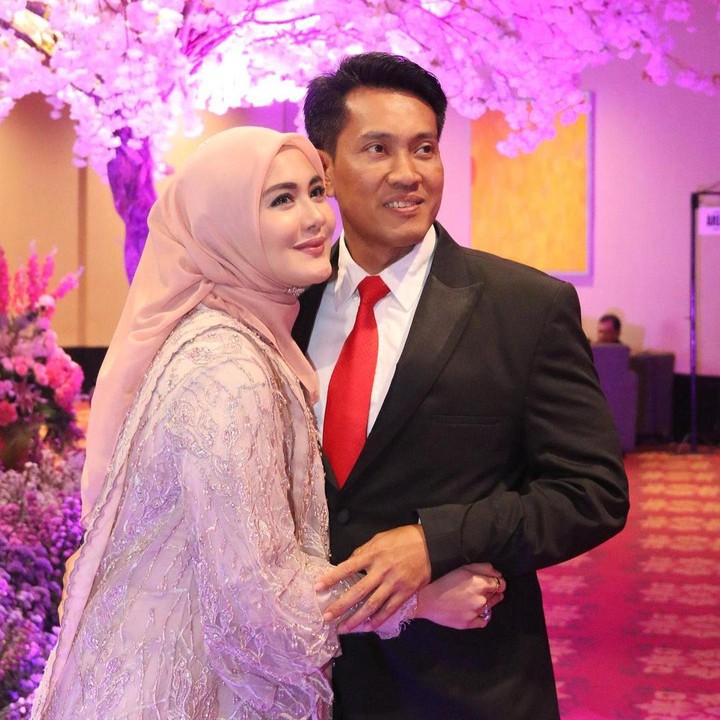 <p>Hampir setahun menikah, kemesraan Juliana Moechtar dan Nur Wahyudi masih terlihat sangat lengket. Mereka sering membagikan foto di akun Instagram satu sama lain dengan caption romantis. (Foto: Instagram @julianamoechtar)</p>