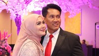 <p>Hampir setahun menikah, kemesraan Juliana Moechtar dan Nur Wahyudi masih terlihat sangat lengket. Mereka sering membagikan foto di akun Instagram satu sama lain dengan caption romantis. (Foto: Instagram @julianamoechtar)</p>