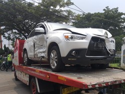Outlander Sport Ditabrak Brio di Depok, Bodi Sama-sama Penyok