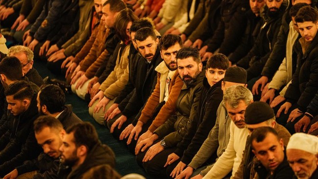 FOTO: Khusyuk Sholat Tarawih Puasa Pertama di Hagia Sophia