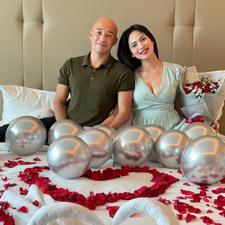 <p>Meski sudah lama menikah, romantisme selalu terpancar dari pasangan ini. Seperti ketika mereka merayakan ulang tahun pernikahan ke-10 pada 2021 lalu. (Foto: Instagram @kinaryosihmoney)</p>