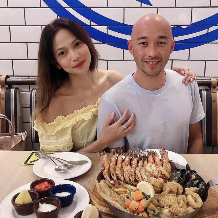 <p>Bintang film Sebelum Iblis Menjemput juga tak ragu memamerkan kemesraannya bersama sang suami, lho. "<em>Happy weekend</em> bersama orang yang kamu cinta!!!" ucapnya. (Foto: Instagram @kinaryosihmoney)</p>