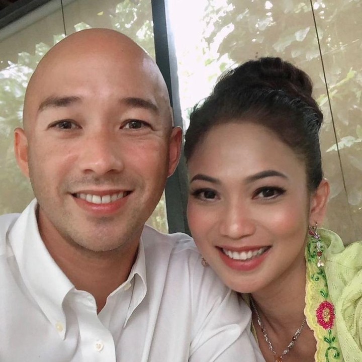 <p>Suami Kinaryosih diketahui merupakan pria bule asal Australia, Bunda. Ketika menikah di 2011 lalu, acara mereka digelar secara intim dan tertutup. (Foto: Instagram @kinaryosihmoney)</p>