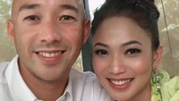 <p>Suami Kinaryosih diketahui merupakan pria bule asal Australia, Bunda. Ketika menikah di 2011 lalu, acara mereka digelar secara intim dan tertutup. (Foto: Instagram @kinaryosihmoney)</p>