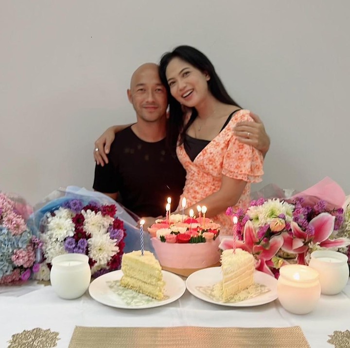 <p>Saat ini rumah tangga Kinaryosih dan Brett Money sudah berjalan selama 12 tahun, Bunda. Telah menikah lebih dari satu dekade, pasangan ini masih terlihat romantis dan hangat. (Foto: Instagram @kinaryosihmoney)</p>