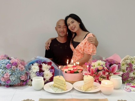 7 Potret Kinaryosih dan Suami Bule, 12 Tahun Menikah Tetap Mesra
