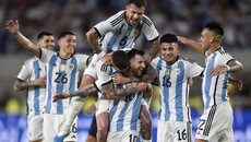 FOTO: Jungkir Balik Messi Hajar Panama, Ditekel Sampai Angkat Piala