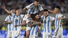 FOTO: Jungkir Balik Messi Hajar Panama, Ditekel Sampai Angkat Piala