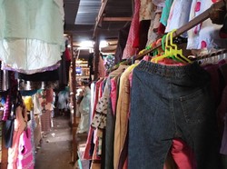 Pedagang Cakar di Makassar Minta Jokowi Hapus Larangan Impor Pakaian Bekas