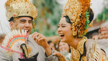 Jalani Prosesi Potong Gigi, 7 Potret Pernikahan Laura Theux & Indra Brotolaras