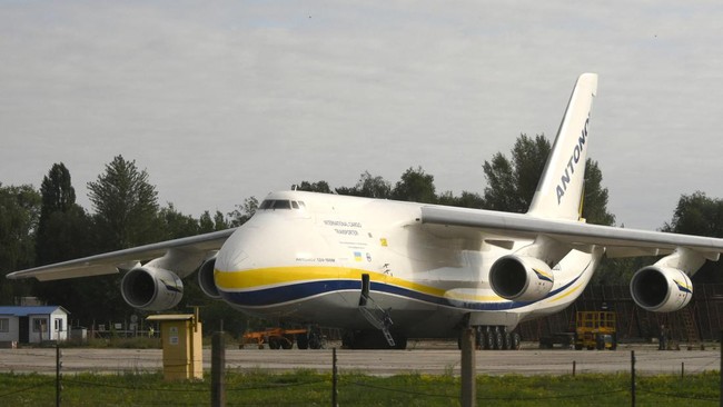 Pesawat kargo terbesar dunia Antonov 124-100 mendarat di Bandara Kertajati, Rabu (22/3) kemarin.