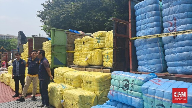 Polisi menetapkan dua orang tersangka dalam kasus penyelundupan pakaian bekas atau ballpress, handphone, dan tablet ilegal.