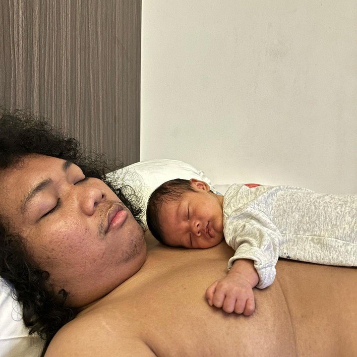 <p>"Muka tiplek bapaknya, tambut emaknya dong," tutur netizen dengan akun @dewisetya**** dengan menyisipkan emoticon hati. "Kalau lagi begini kelihatan Arch mirip banget sama Ayah Marshel," kata netizen lainnya. (Foto: Instagram: @marshel_widianto)</p>