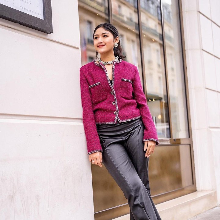 <p>Erina Gudono baru saja menikmati liburan di luar negeri. Ia berkunjung ke pusat mode dunia yaitu Paris, Bunda. Di kesempatan itu, Erina juga mendatangi salah satu pagelaran bergengsi untuk memperkenalkan fashion Nusantara. (Foto: Instagram @erinagudono)</p>