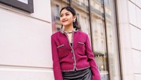 <p>Erina Gudono baru saja menikmati liburan di luar negeri. Ia berkunjung ke pusat mode dunia yaitu Paris, Bunda. Di kesempatan itu, Erina juga mendatangi salah satu pagelaran bergengsi untuk memperkenalkan fashion Nusantara. (Foto: Instagram @erinagudono)</p>