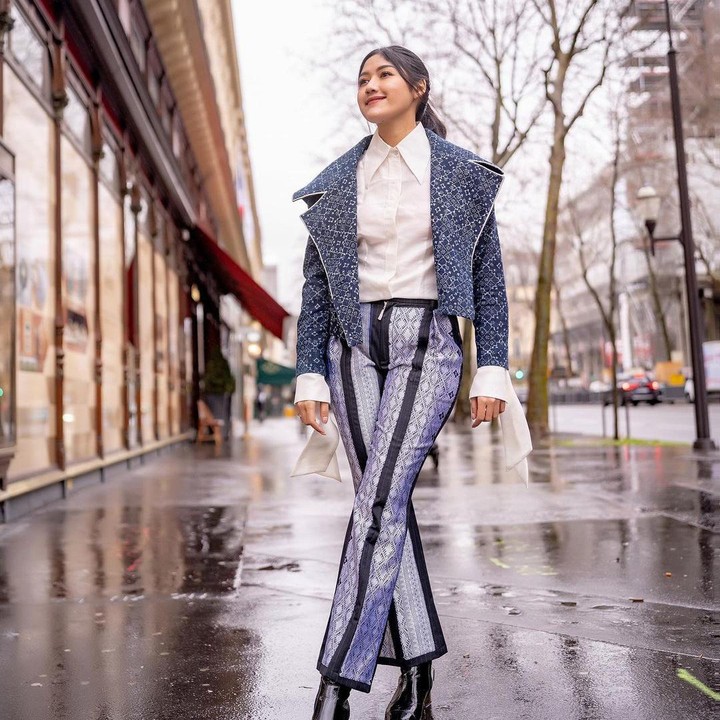 <p>Asyik berlibur di Paris, Erina Gudono tak lupa mengabadikan berbagai potret OOTD ketika pelesir ke kota. Ia tampil kece memakai padu pada busana <em>stylish.</em> (Foto: Instagram @erinagudono)</p>