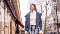 <p>Asyik berlibur di Paris, Erina Gudono tak lupa mengabadikan berbagai potret OOTD ketika pelesir ke kota. Ia tampil kece memakai padu pada busana <em>stylish.</em> (Foto: Instagram @erinagudono)</p>