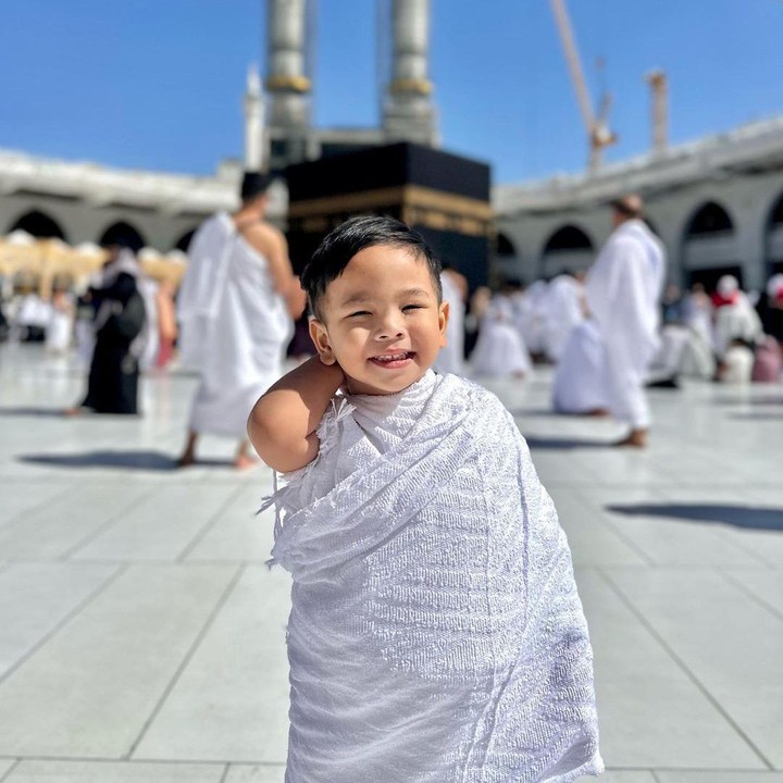 <p>Gala terliha sangat menggemaskan saat mengenakan kain ihram. Potretnya ini pun menarik perhatian netizen. (Foto: Instagram: @galaasky)</p>