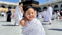 <p>Gala terliha sangat menggemaskan saat mengenakan kain ihram. Potretnya ini pun menarik perhatian netizen. (Foto: Instagram: @galaasky)</p>