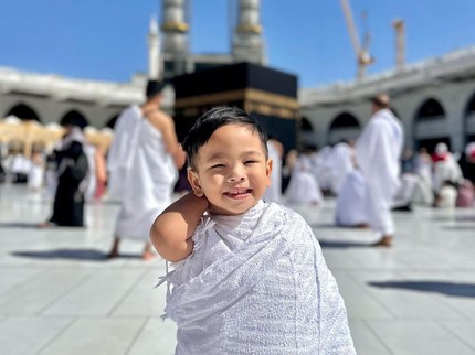 7 Potret Gala Sky Pergi Umrah, Menggemaskan dengan Balutan Kain Ihram