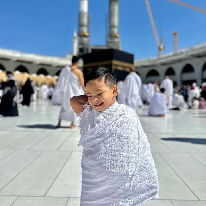 <p>Belum lama ini anak Vanessa Angel dan Bibi Andriansyah, Gala Sky, menunaikan ibadah umrah, Bunda. Gala pun terlihat semringah ketika berfoto dengan latar belakang Ka'bah. (Foto: Instagram: @galaasky)</p>