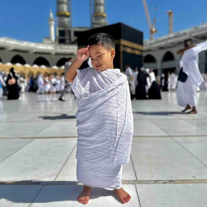 <p>Banyak netizen yang dibuat gemas dengan momen Gala di Tanah Suci, Bunda. Tak sedikit dari mereka yang memanggil Gala dengan sebutan Pak Haji. (Foto: Instagram: @galaasky)</p>