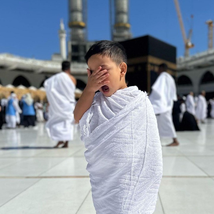 <p>Dalam unggahan yang sama, Gala terlihat memejamkan matanya. Hal ini menandakan teriknya matahari tidak menghalanginya untuk beribadah. Keren banget ya, Bunda. (Foto: Instagram: @galaasky).</p>