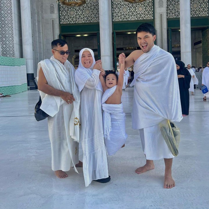 <p>Dalam posting-an lainnya, terlihat ia ditemani oleh sang kakek dan neneknya, Fisal dan Dewi Zuhriati. Tak hanya itu, telihat pula Thariq Halilintar yang turut melaksanakan ibadah umrah. (Foto: Instagram: @galaasky)</p>