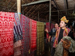 Puan Akan Renovasi Rumah Betang untuk Lestarikan Tenun Khas Sintang