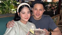 7 Potret Romantis Ricky Soebagdja dan Istri yang Beda Usia 26 Tahun