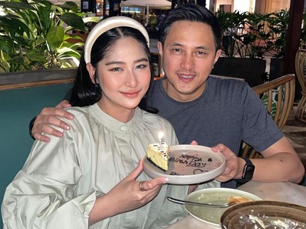 7 Potret Romantis Ricky Soebagdja dan Istri yang Beda Usia 26 Tahun