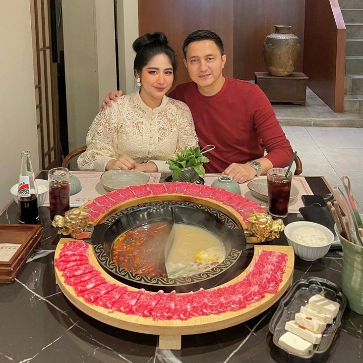 <p>Ricky Soebagdja menikahi seorang wanita bernama Cica Andjani pada 12 Februari 2021 lalu. Keduanya terpaut usia yang cukup jauh, yakni 26 tahun. (Foto: Instagram @rickysoebagdja dan @cicaandjani)<br /><br /><br /></p>