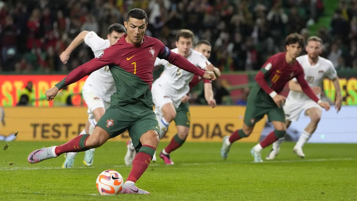 FOTO: 2 Gol Ronaldo Buat Portugal Pesta
