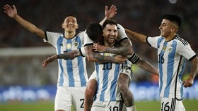 img-title Messi Diserbu Pemain Panama Usai Cetak Gol Indah untuk Argentina
