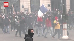 VIDEO: Kerusuhan Wargai Aksi Unjuk Rasa Menolak RUU Pensiun Di Paris