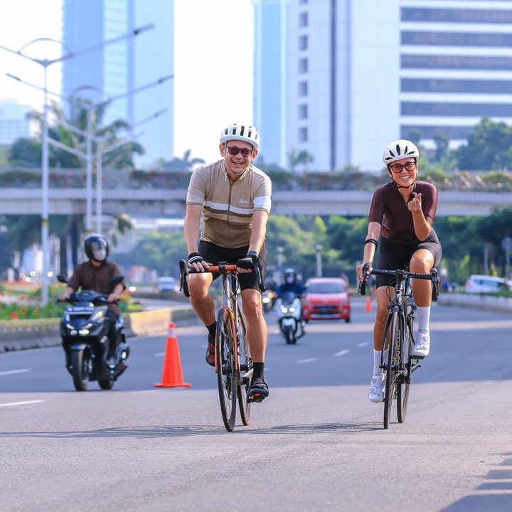 <p>Potret-potret bersepeda keduanya bisa dilihat di akun Instagram Titi, Bunda. Tak sedikit dari netizen meninggalkan komentar positif untuk mereka. Kita doakan, semoga rumah tangga pasangan ini langgeng dan bahagia, ya. (Foto: Instagram @titiradjopadmaja)</p>