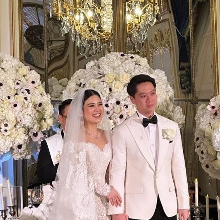<p>Pada acara pemberkatan, Valencia tampak cantik mengenakan gaun putih. Sementara itu, Kevin terlihat gagah mengenakan jas putih, celana hitam, dan dasi kupu-kupu. (Foto: Instagram @valenciatanoe /@angelatanoesoedibjo/@wisnudwihutomo_)<br /><br /><br /></p>