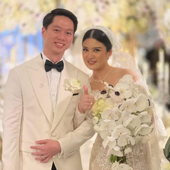 <p>Pada acara pemberkatan, Valencia tampak cantik mengenakan gaun putih. Sementara itu, Kevin terlihat gagah mengenakan jas putih, celana hitam, dan dasi kupu-kupu. (Foto: Instagram @valenciatanoe /@angelatanoesoedibjo/@wisnudwihutomo_)</p>