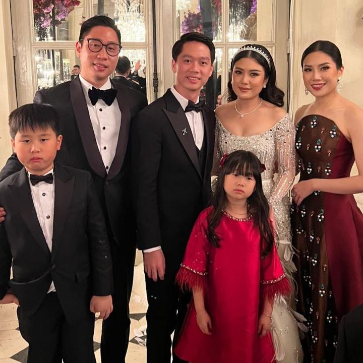 <p>Momen bahagia pernikahan ini dibagikan rekan dan kerabat Valencia di media sosial. Meski tertutup, pernikahan Valencia dan Kevin dilangsungkan secara meriah dan mewah di Paris. (Foto: Instagram @valenciatanoe /@angelatanoesoedibjo)<br /><br /><br /></p>