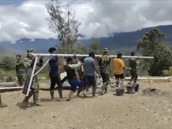 Lampu Solar Cell Terangi Intan Jaya, Warga Apresiasi KSAD-Pangkostrad