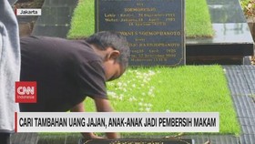 VIDEO: Cari Uang Tambahan Uang Jajan, Anak-Anak Jadi Pembersih Makam