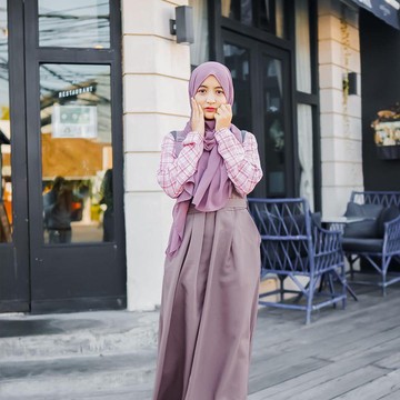 img-title Terlihat Kasual dan Ceria, Inilah Beragam Gaya Berhijab Sehari-hari ala Arafah Rianti