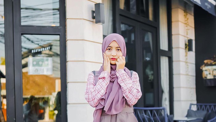 img-title Terlihat Kasual dan Ceria, Inilah Beragam Gaya Berhijab Sehari-hari ala Arafah Rianti