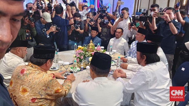 Ketua Umum Partai Golkar Airlangga Hartarto bicara soal koalisi saat ditanya mengenai kehadirannya dalam acara buka bersama Surya Paloh dan Anies Baswedan.