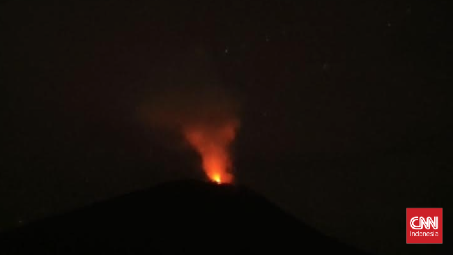 Hingga Selasa (27/2) malam, Gunung Api Ile Lewotolok di Kabupaten Lembata, NTT kembali erupsi dengan tinggi kolom abu capai 1.000 meter.